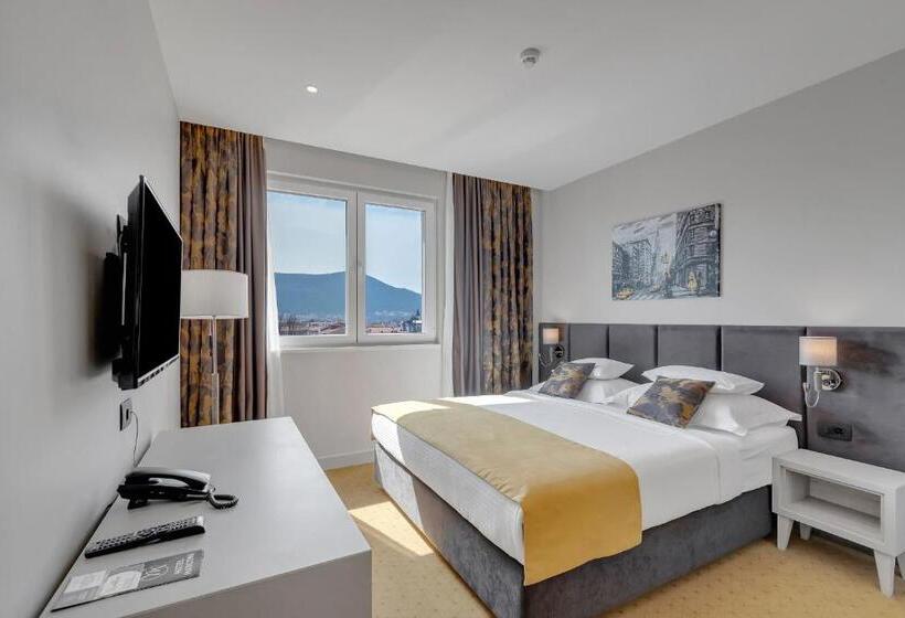 اتاق لوکس با تخت بزرگ, Marconi