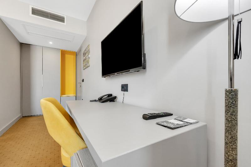 اتاق استاندارد سه نفره, Marconi