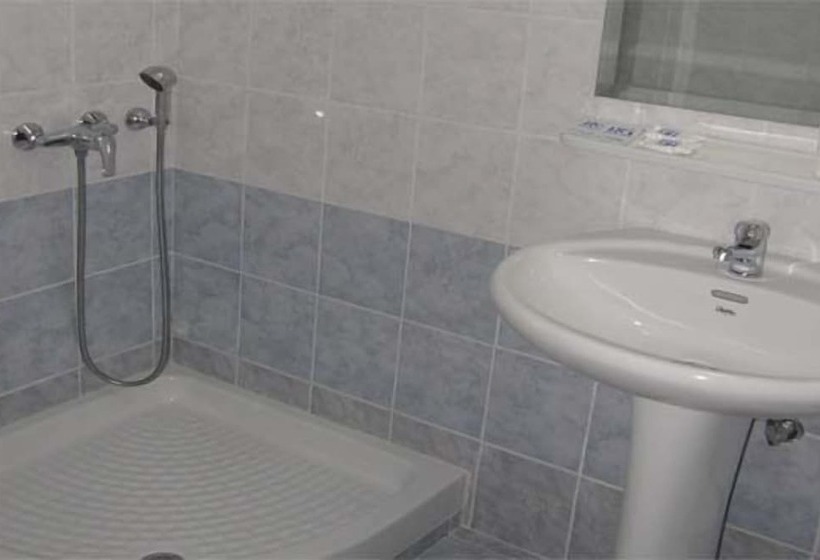 חדר סטנדרט לשלושה, Giorgio