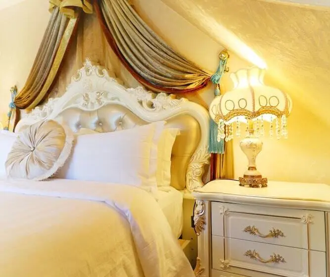 اتاق لوکس با تخت دو نفره بزرگ, Prince Inn