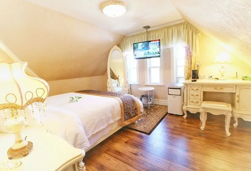 اتاق لوکس با تخت دو نفره بزرگ, Prince Inn