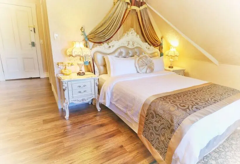 اتاق لوکس با تخت دو نفره بزرگ, Prince Inn
