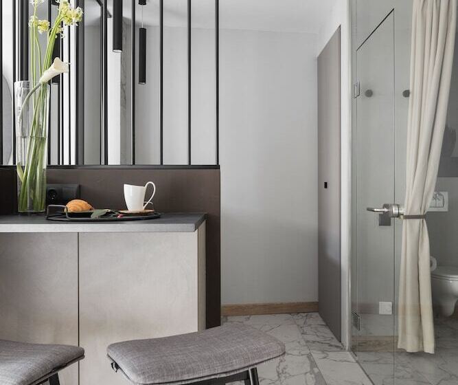 豪华工作室, The Faces Moyka