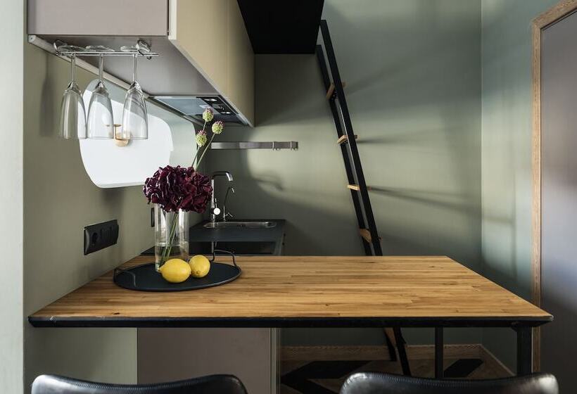 豪华工作室, The Faces Moyka