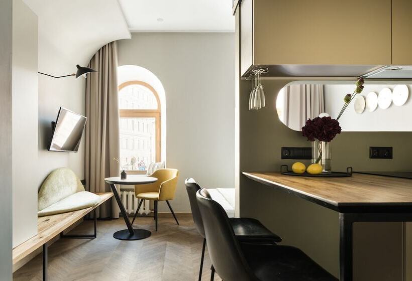 豪华工作室, The Faces Moyka