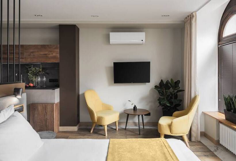 豪华工作室, The Faces Moyka