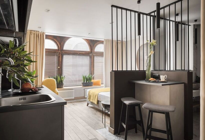 豪华工作室, The Faces Moyka