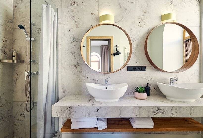 带阳台套房, The Faces Moyka