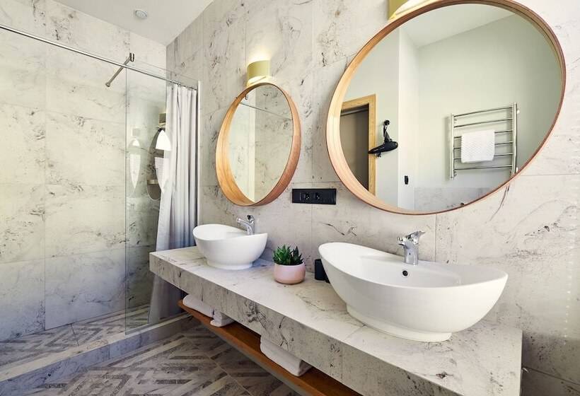 带阳台套房, The Faces Moyka