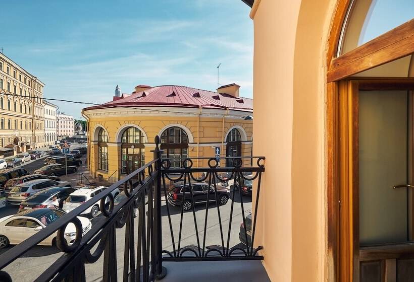 带阳台套房, The Faces Moyka