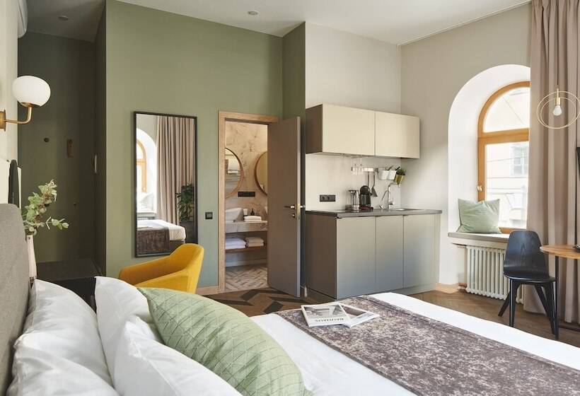 带阳台套房, The Faces Moyka