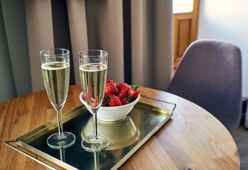 带阳台套房, The Faces Moyka