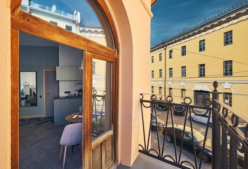 带阳台套房, The Faces Moyka