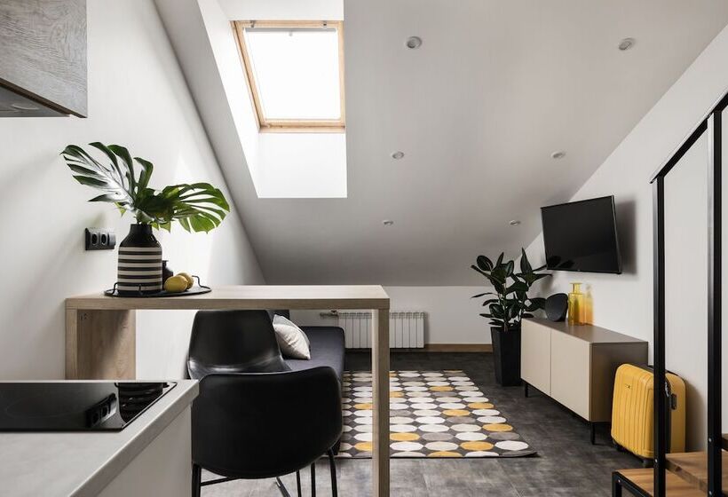 家庭工作室, The Faces Moyka