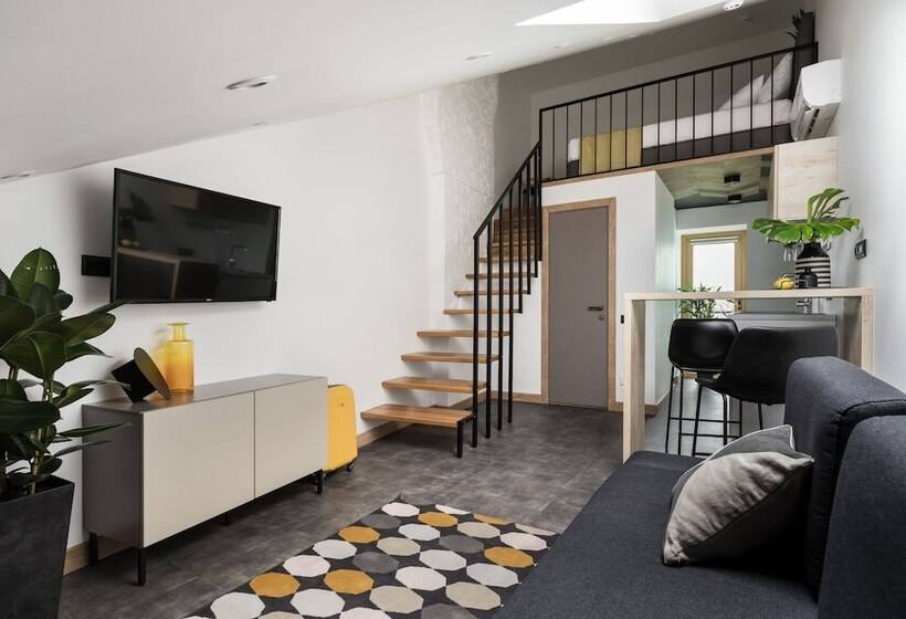 家庭工作室, The Faces Moyka