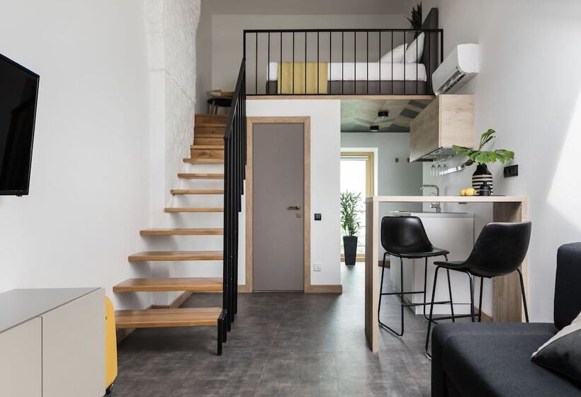 家庭工作室, The Faces Moyka