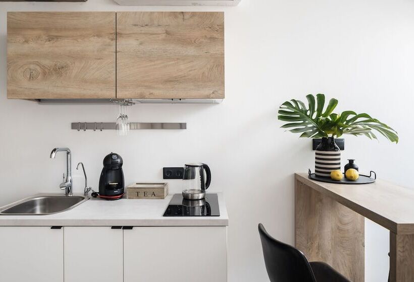 家庭工作室, The Faces Moyka