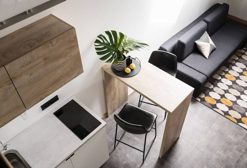 家庭工作室, The Faces Moyka