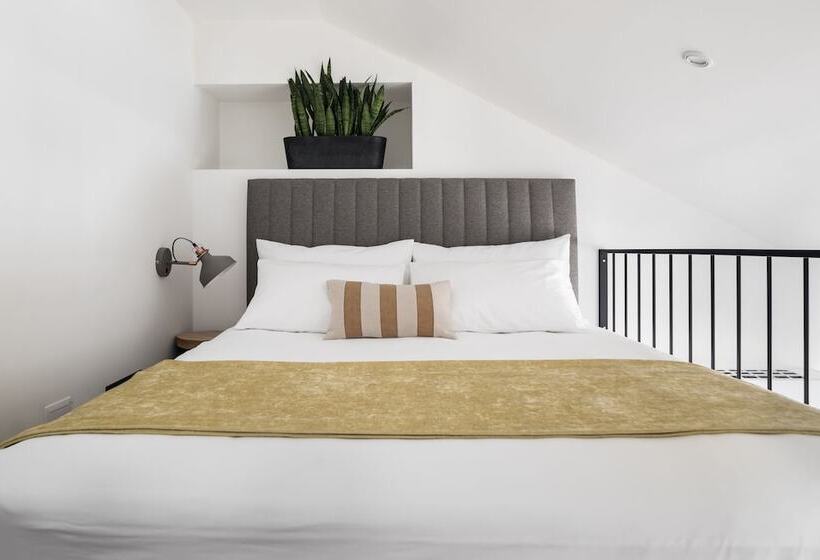 家庭工作室, The Faces Moyka