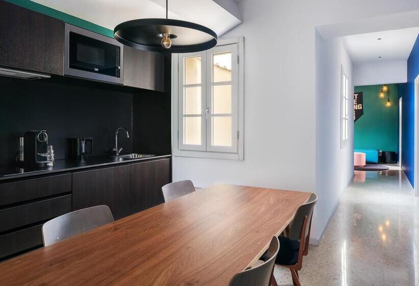 اتاق اجرایی با تخت بزرگ, The Social Hub Florence Lavagnini