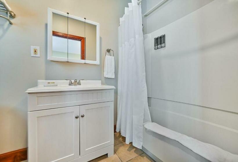 اتاق استاندارد, Tom Quick Inn