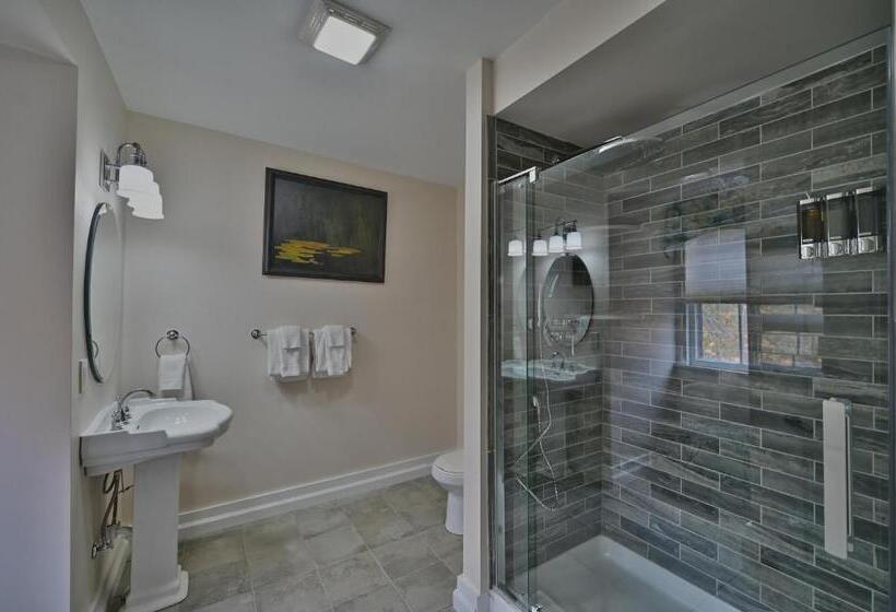 اتاق استاندارد یک نفره, Tom Quick Inn