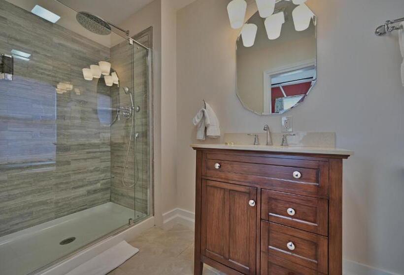 اتاق استاندارد یک نفره, Tom Quick Inn