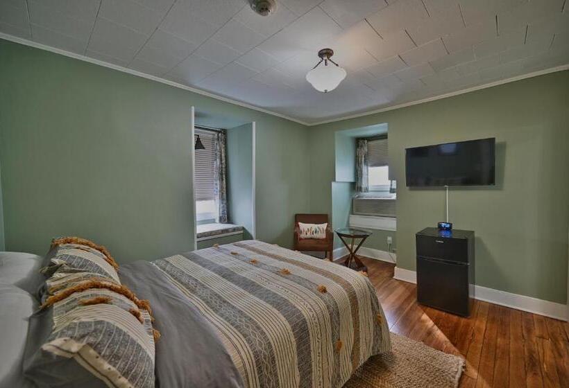 سوییت خانوادگی, Tom Quick Inn