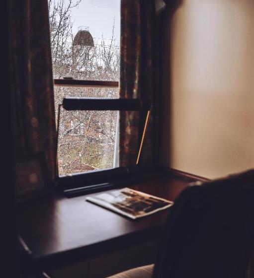 سوییت خانوادگی, Tom Quick Inn