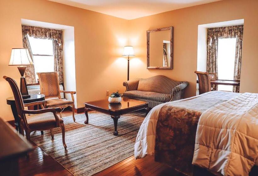 اتاق لوکس, Tom Quick Inn