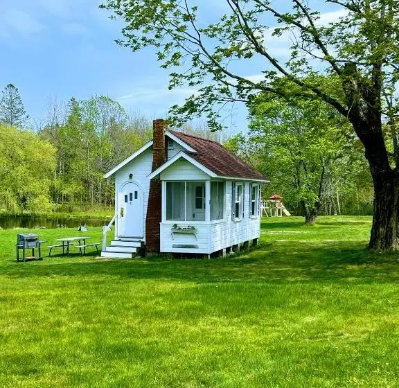 スタンダードスタジオ, Eden Village Motel And Cottages