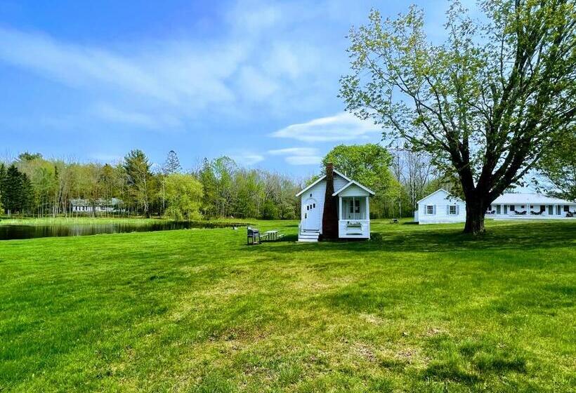 استودیوی استاندارد, Eden Village Motel And Cottages