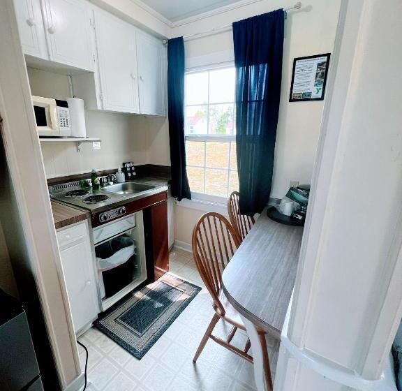 استودیوی استاندارد, Eden Village Motel And Cottages