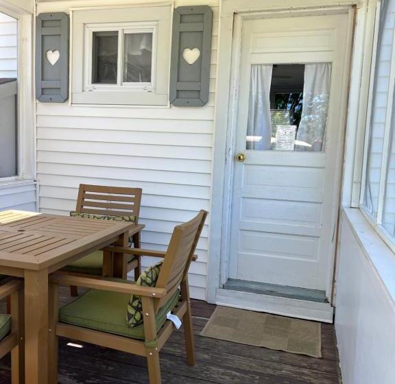 کابین, Eden Village Motel And Cottages