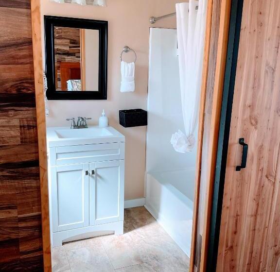 اتاق استاندارد با تخت بزرگ, Eden Village Motel And Cottages