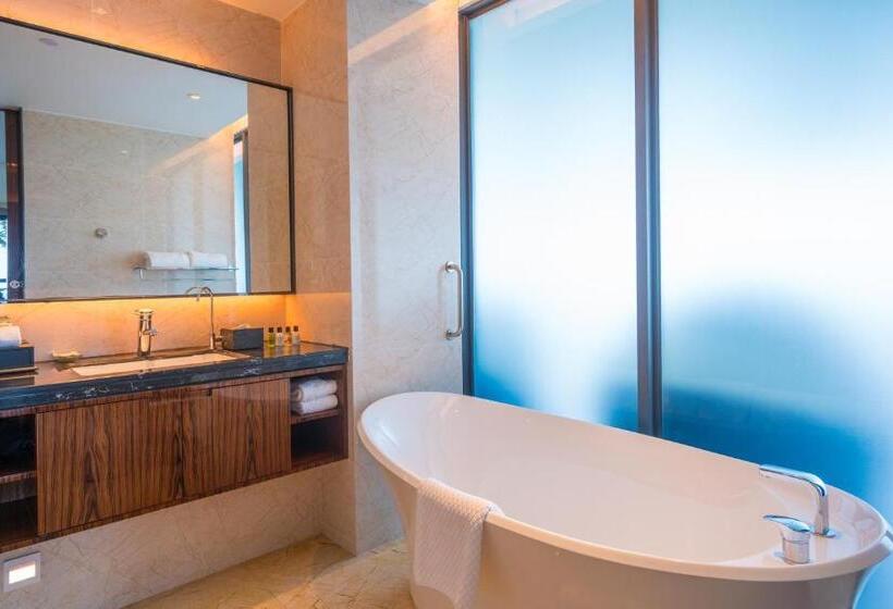 סוויטה דלוקס, Forest City Marina