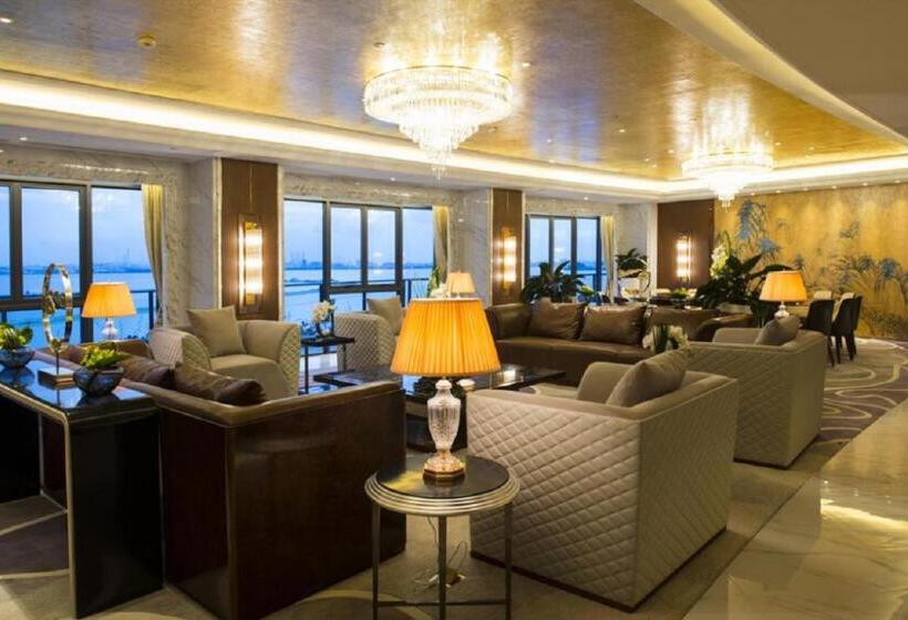 סוויטה נשיאותית, Forest City Marina