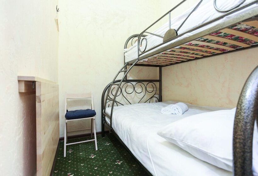 חדר אקונומי לשלושה, Winterfell On Taganskaya Square