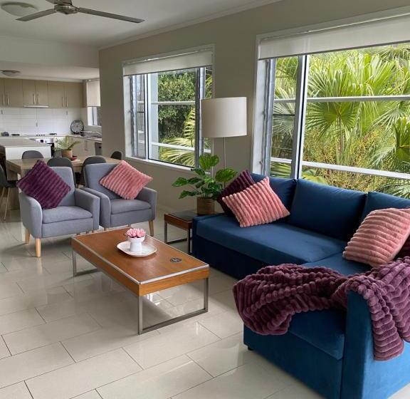 2 Bedroom Apartment with Views, Airlie Summit Apartments