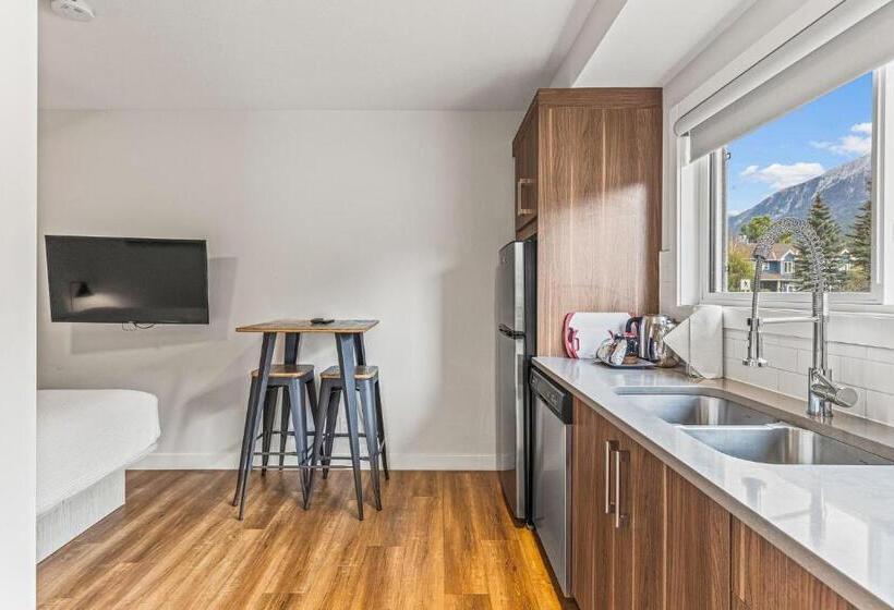 스탠다드 스튜디오, Basecamp Resorts Canmore
