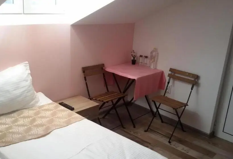 اتاق استاندارد با سرویس بهداشتی مشترک, Guest Rooms Filipopol