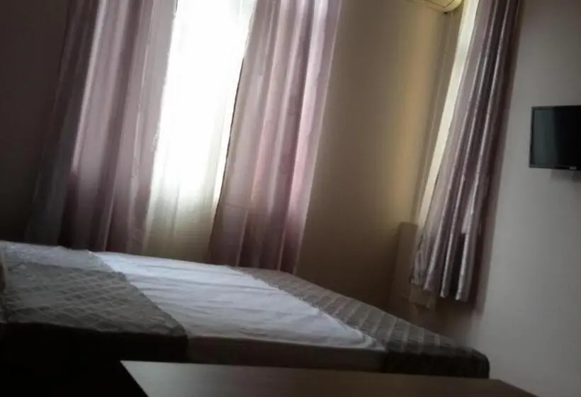اتاق استاندارد سه تخته با سرویس بهداشتی مشترک, Guest Rooms Filipopol