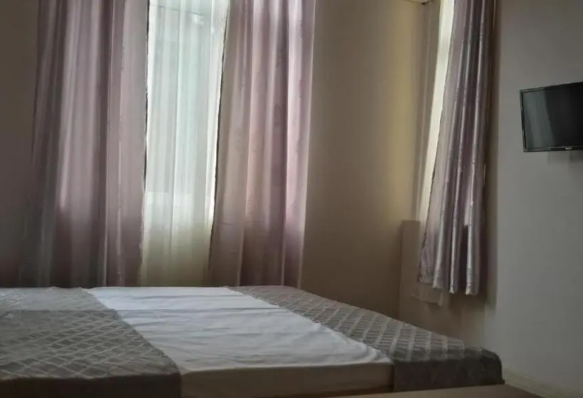اتاق استاندارد سه تخته با سرویس بهداشتی مشترک, Guest Rooms Filipopol