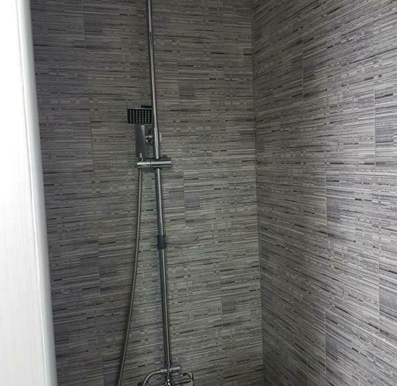 اتاق استاندارد یک تخته با سرویس بهداشتی مشترک, Guesthouse Central