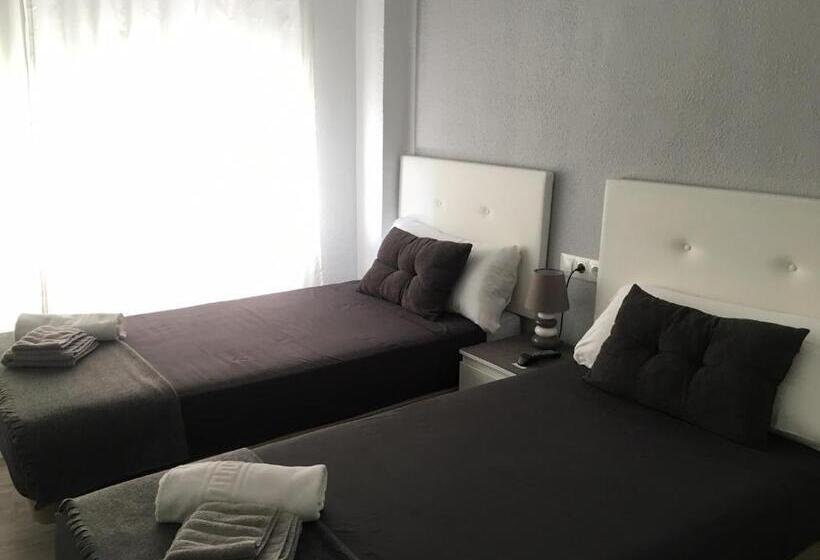 اتاق استاندارد یک تخته با سرویس بهداشتی مشترک, Guesthouse Central