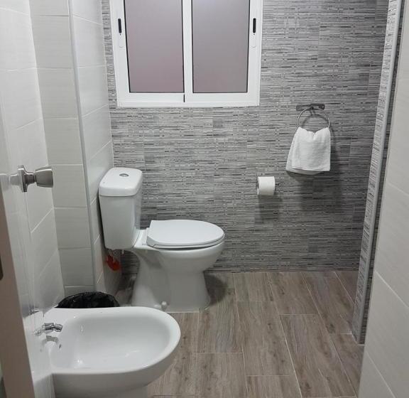 اتاق استاندارد یک تخته با سرویس بهداشتی مشترک, Guesthouse Central