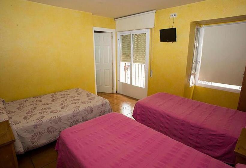 Номер Стандарт Трехместный, Hostal Velarde