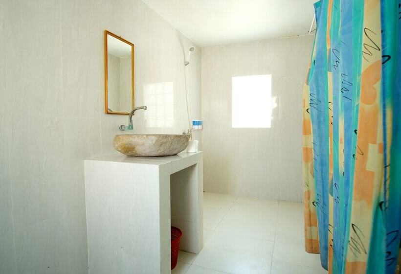 디럭스 방갈로, Warna Beach