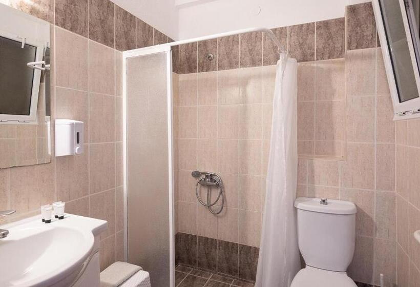 חדר סטנדרט לשלושה, Akropol