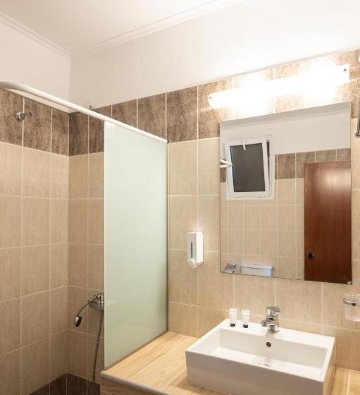 חדר סטנדרט לשלושה, Akropol